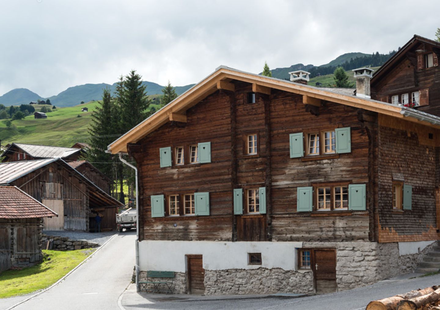 Das alte Haus liegt im Dorfkern von Vella im Val Lumnezia mit Zugang zu Bergbahnen und Wanderwegen des Skigebietes Obersaxen.
