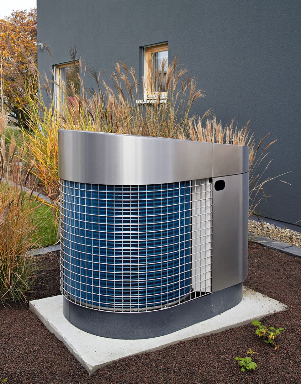 Im Haustyp "Premium" werden die wassergeführte Fußbodenheizung und das Brauchwasser mit der leisen und effizienten Luft-Wärmepumpe "Aerotop" von Elco erwärmt.