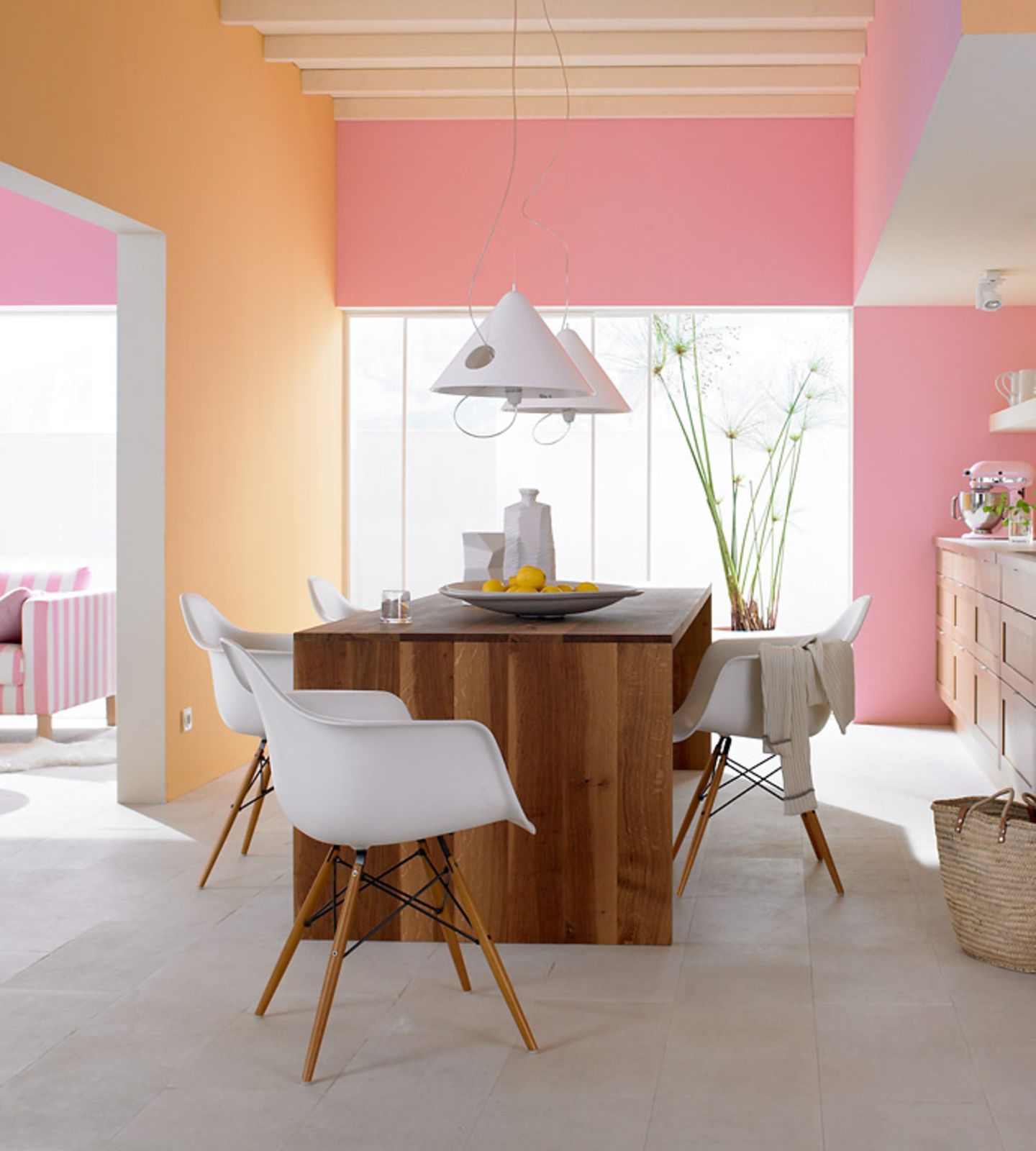 Дизайн покраски кухни. Персиковый цвет в интерьере кухни. Розовая кухня в интерьере. Кухня в пастельных тонах. Окрашивание стен на кухне.