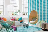 Blautöne für Wand und Boden, Blütenmuster fürs Sofa