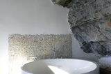 Badezimmer mit Felssteinwand