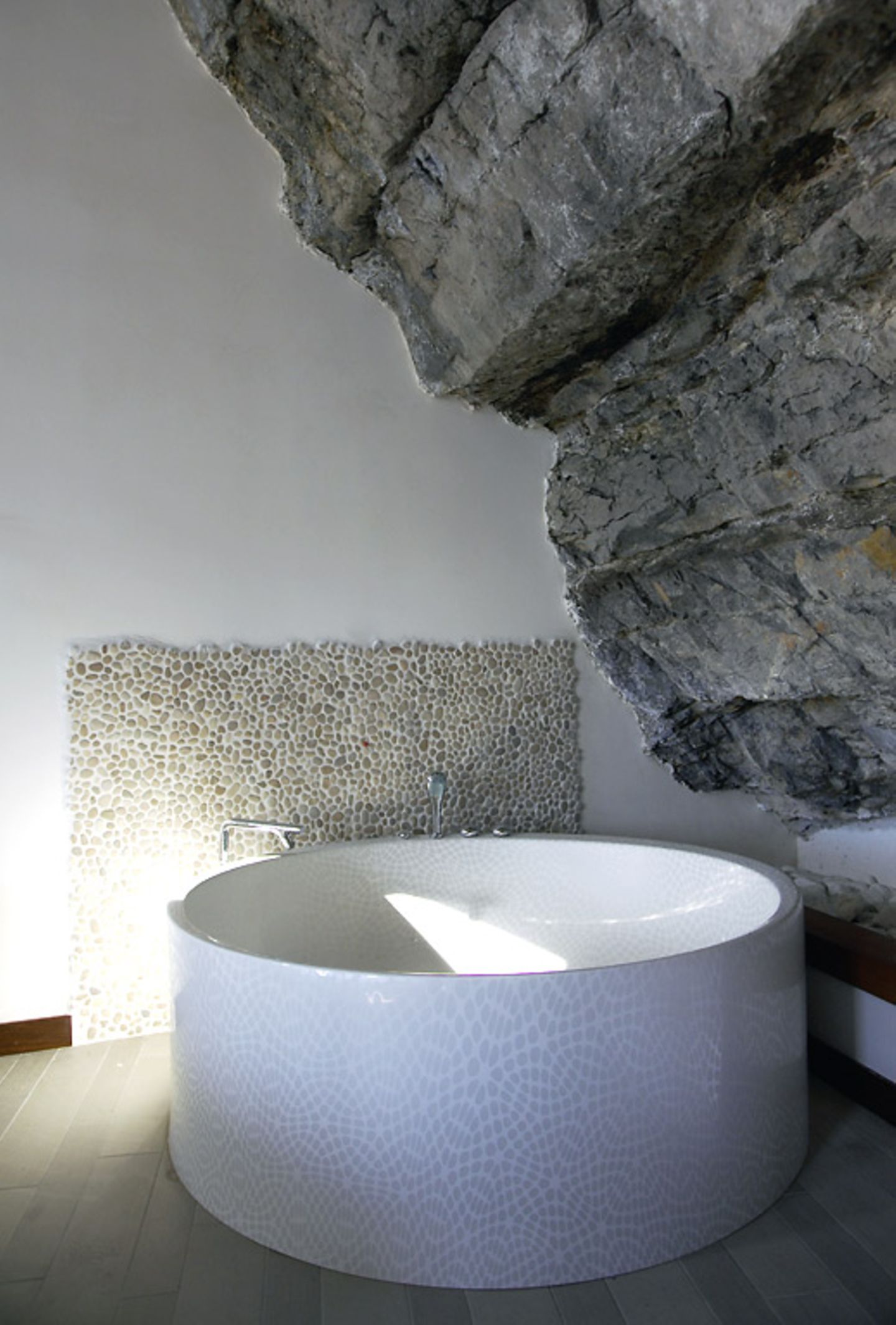 Amalfi-Küste: Badezimmer mit Felssteinwand - Bild 7 - [SCHÖNER WOHNEN]