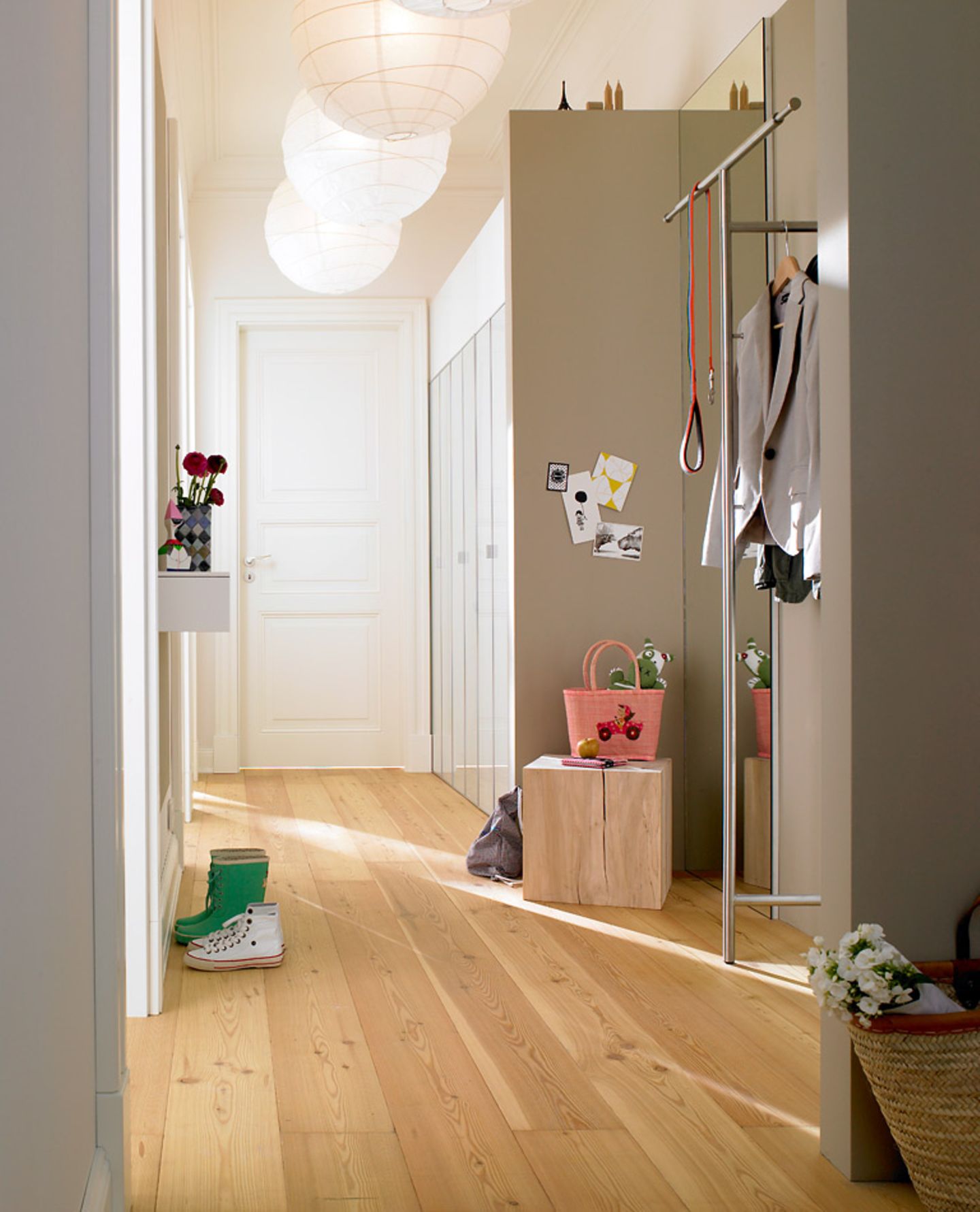 Altbau-Flur in Schlauchform mit praktischer Ablagefläche