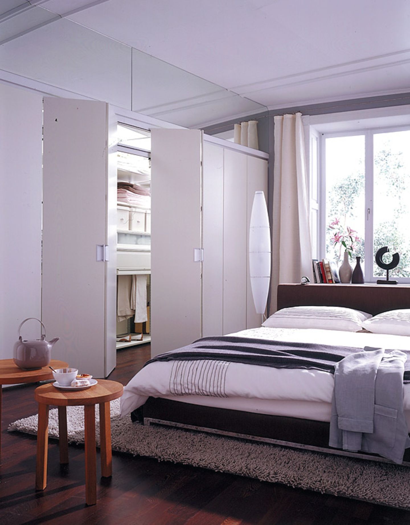 Begehbarer Kleiderschrank: Begehbarer Kleiderschrank mit Faltschiebetür: 