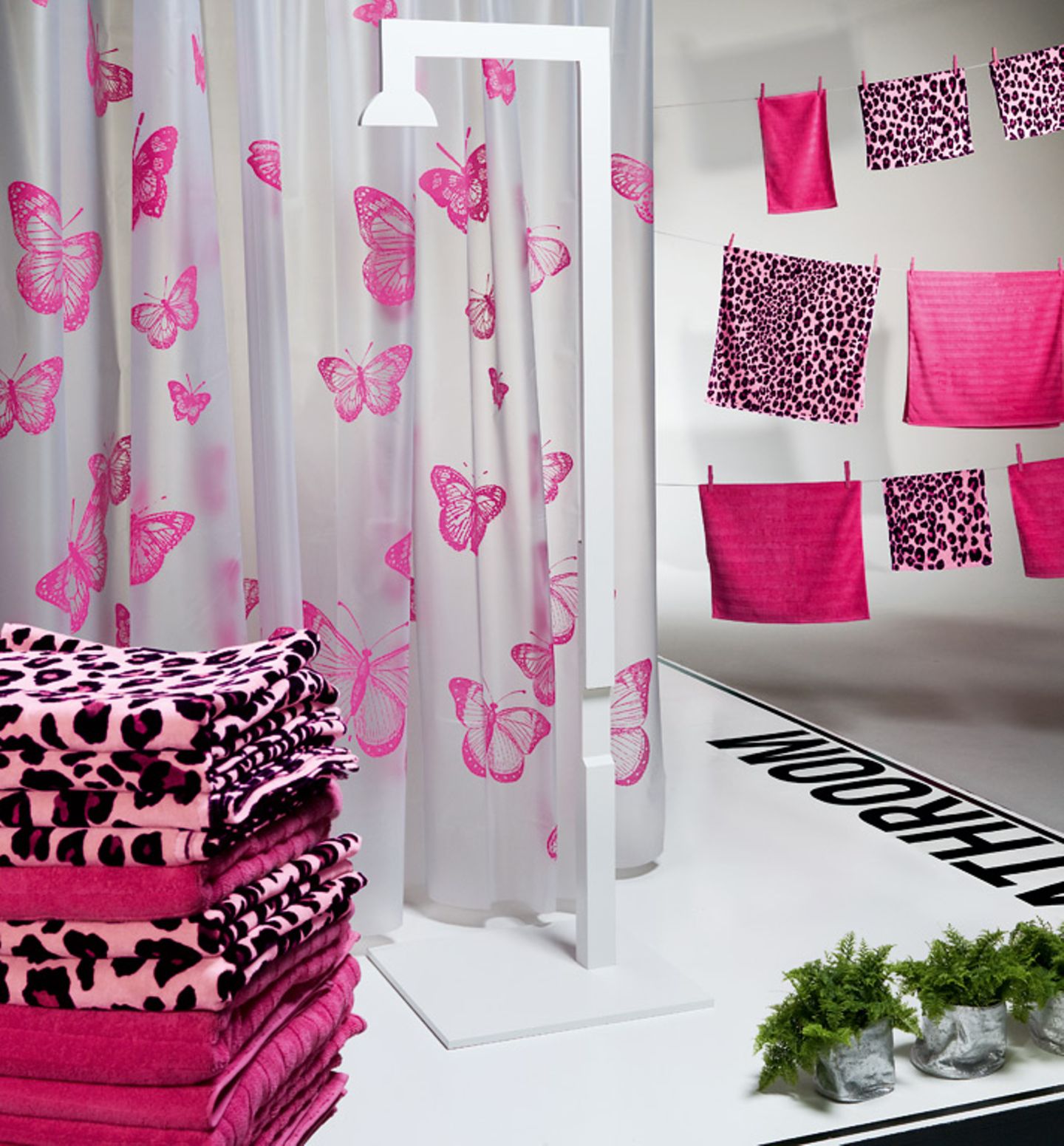 Handtücher und Duschvorhang in Pink