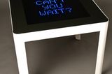 Tisch kommuniziert mit dem Handy: Esstisch mit LED-Anzeige von Synthesis Studios