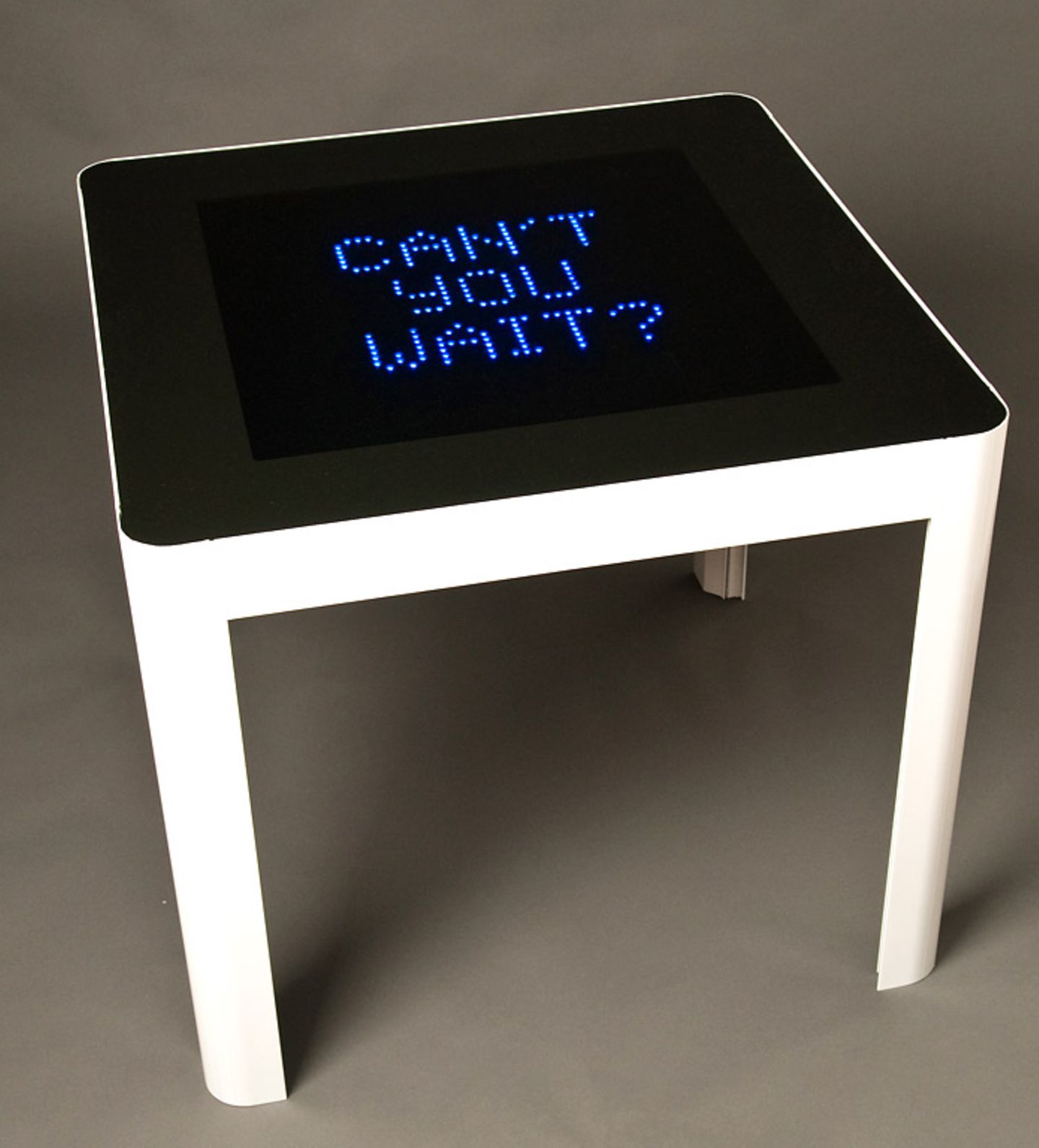 Tisch kommuniziert mit dem Handy: Esstisch mit LED-Anzeige von Synthesis Studios