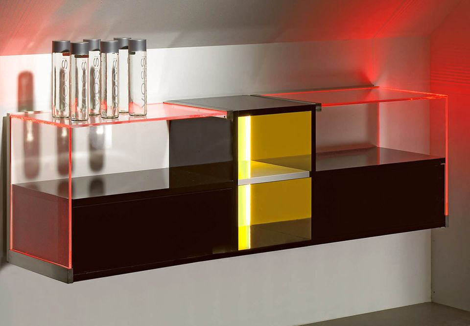 Inszenieren mit Licht: Leuchtender Hängeschrank von Xentelon - [SCHÖNER