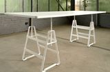 Flexible und minimalistische Tischlösung: Tischbock "Lackaffe" von Atelier Haußmann