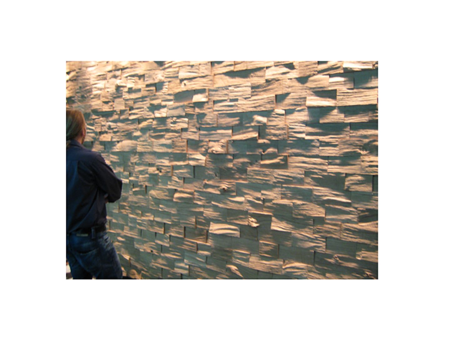 Wand aus gespaltenem Holz von Klaus Wagen