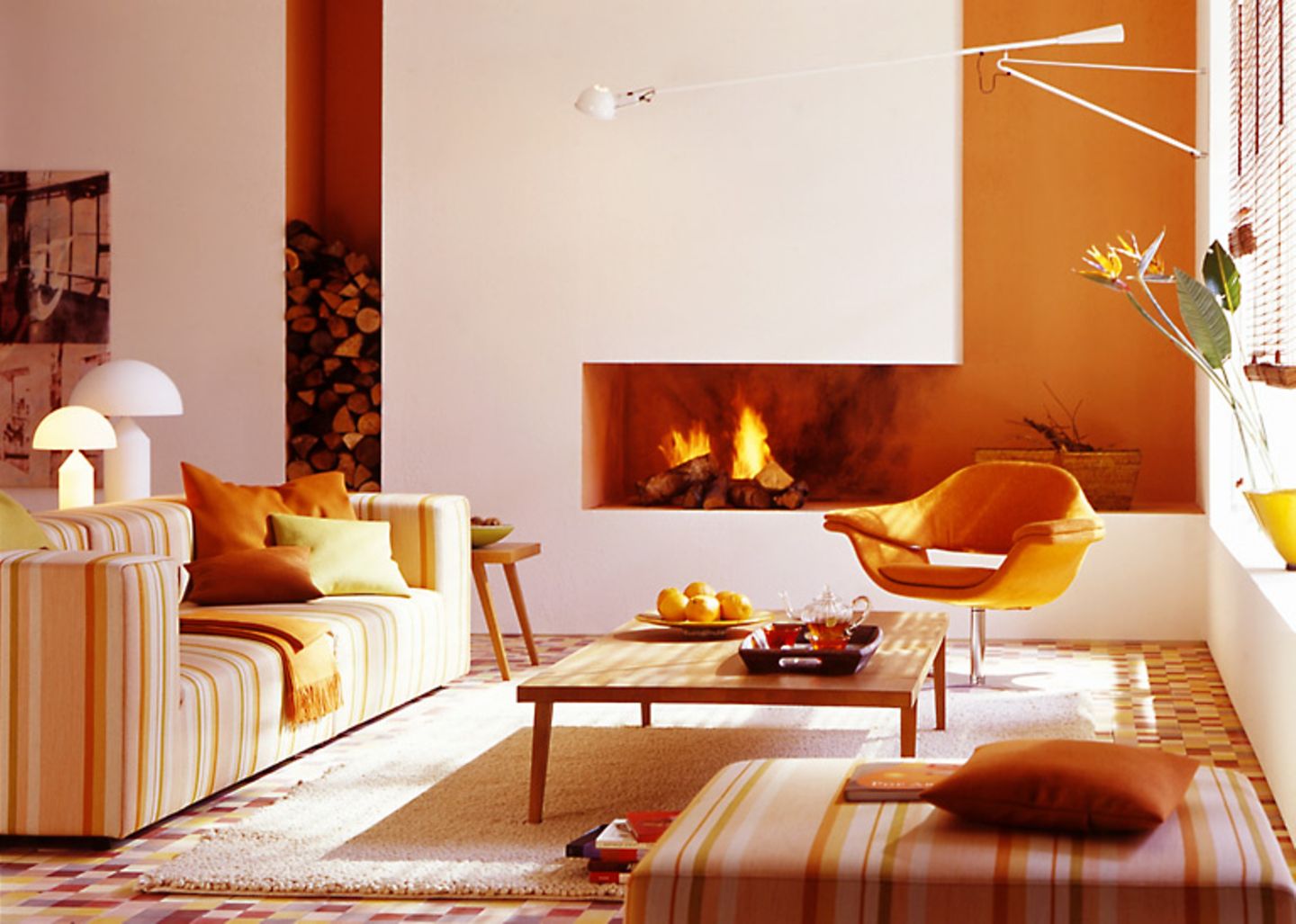 Warme aber frische Töne fürs Wohnzimmer: SCHÖNER WOHNEN-Trendfarbe "Mango"