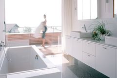 Hochglänzende Fronten im Badezimmer
