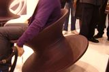 Hocker "Spun Chair" von Thomas Heatherwick auf dem Messestand von Magis