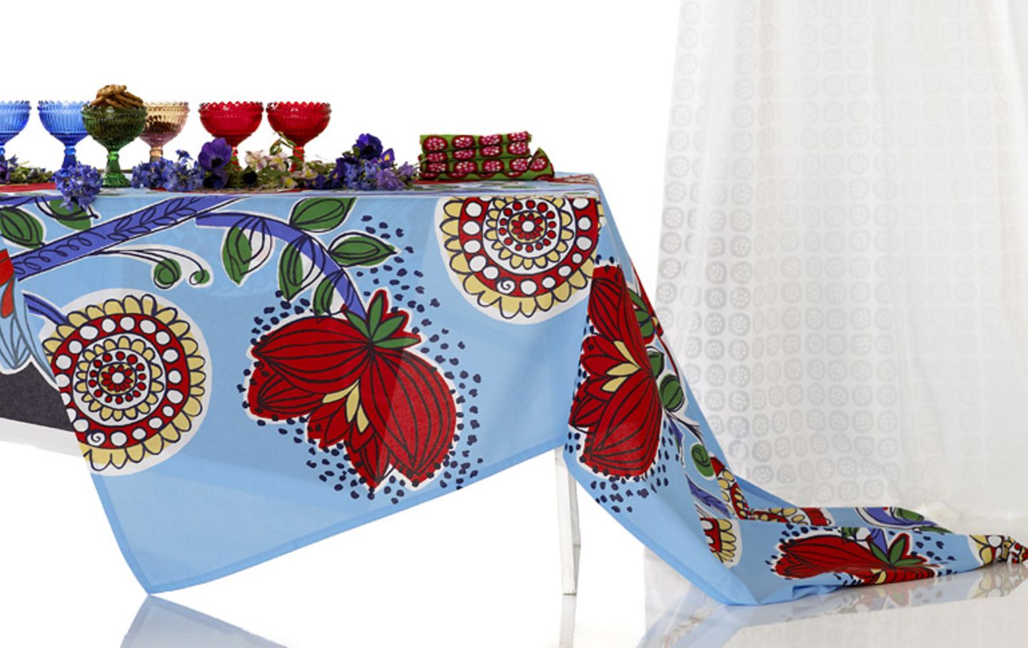 Florale Tischdecke mit Marimekko-Muster