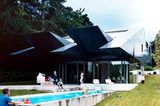 Hightech-Haus mit beweglichen Sonnenschutzklappen