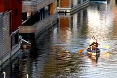 Hausboot in Hamburg: mit Schwänen paddeln