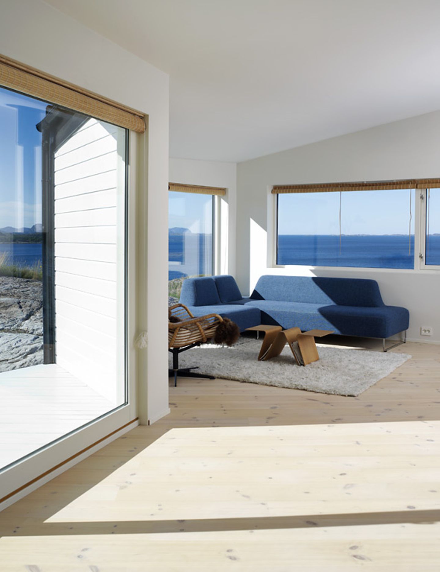 Wohnzimmer mit Meerblick in Norwegen