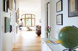 Den schmalen Raum als Privatgalerie inszenieren