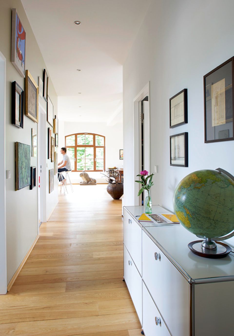 Den schmalen Raum als Privatgalerie inszenieren - Bild 2 - [SCHÖNER WOHNEN]