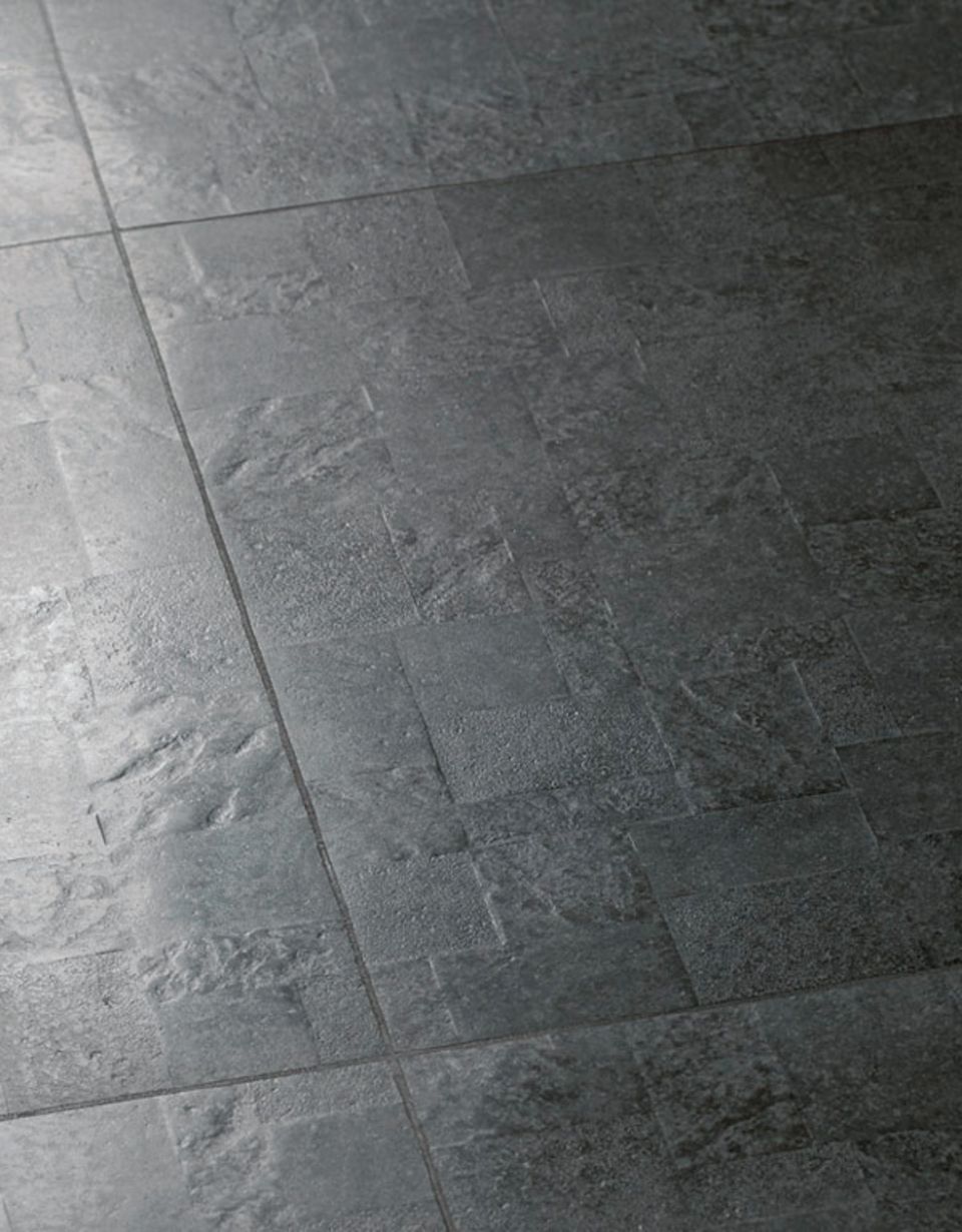 Dunkle Fliese mit rauer Oberfläche - Bild 8 - [SCHÖNER WOHNEN]