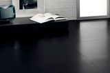Boden mit schwarzen Fliesenplatten