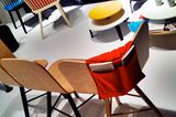 Leuchtendes Rot, Gelb und Blau zu hellem Holz bei Colé