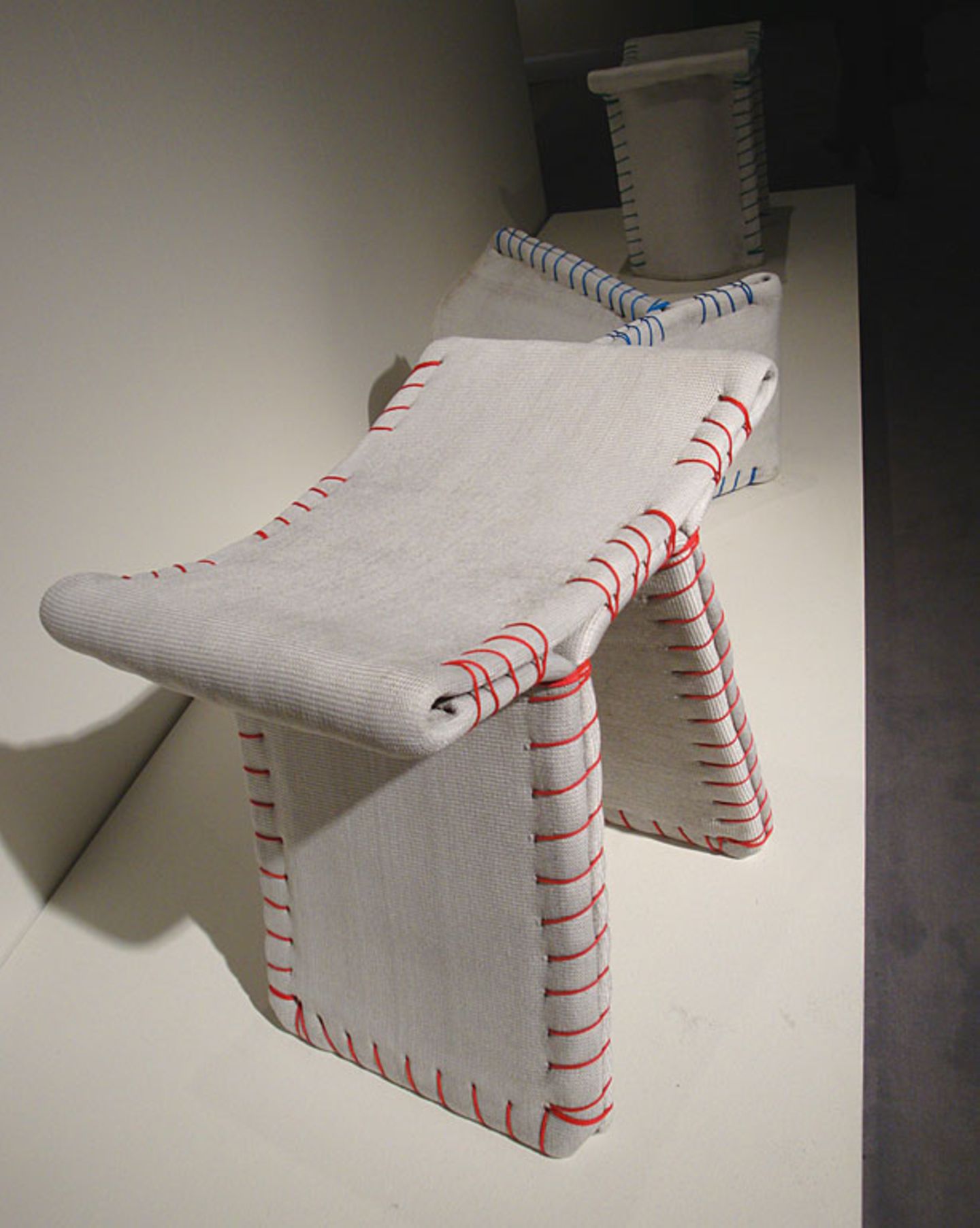 Hocker "Stitching Concrete" von Florian Schmid
