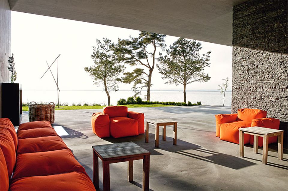 Überdachte Terrasse mit Feuerstelle - Bild 2 - [SCHÖNER WOHNEN]