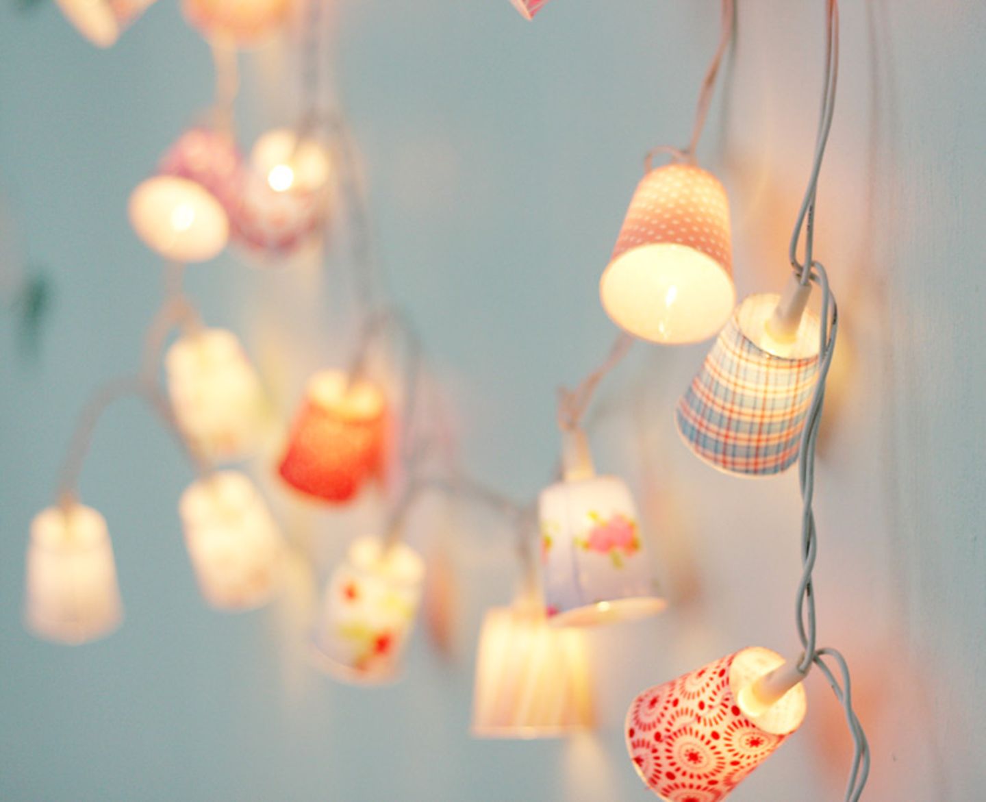 Lichterkette im Kinderzimmer als Hintergrundbeleuchtung