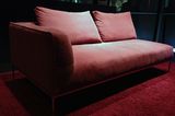 Das neue Sofa "Mell" von Cor mit einem Bezug in pastelliger Koralle