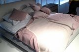 Rosa-Grau-melierte Kissen und Decken auf dem Bett "Jalis" von Cor