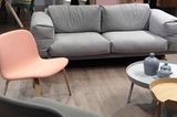 Neu und mit rosafarbenem Polster: Lounge-Stuhl "Visu" von Muuto