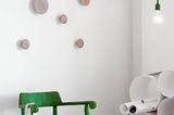 Kunst für die Wand: Garderobe "The Dots" von Lars Tornøe