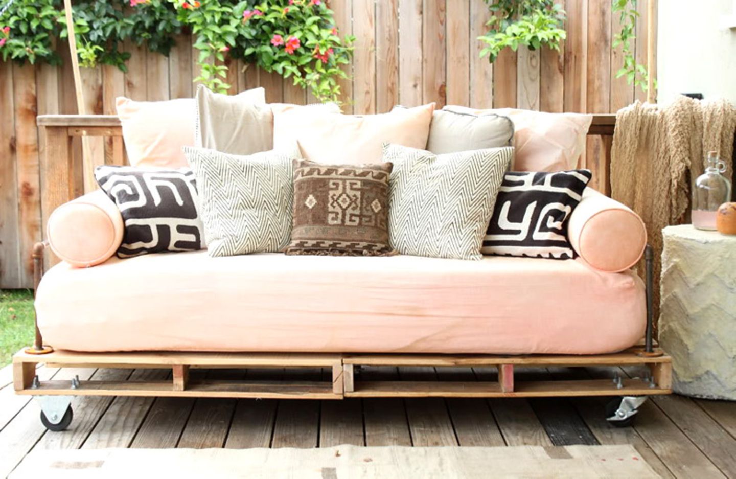 Sofa auf Holzpaletten