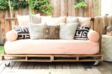 Sofa auf Holzpaletten