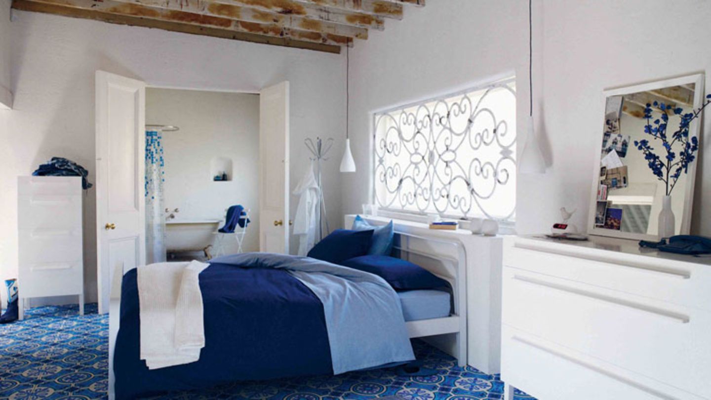 Средиземноморский стиль в интерьере мансарда спальня
