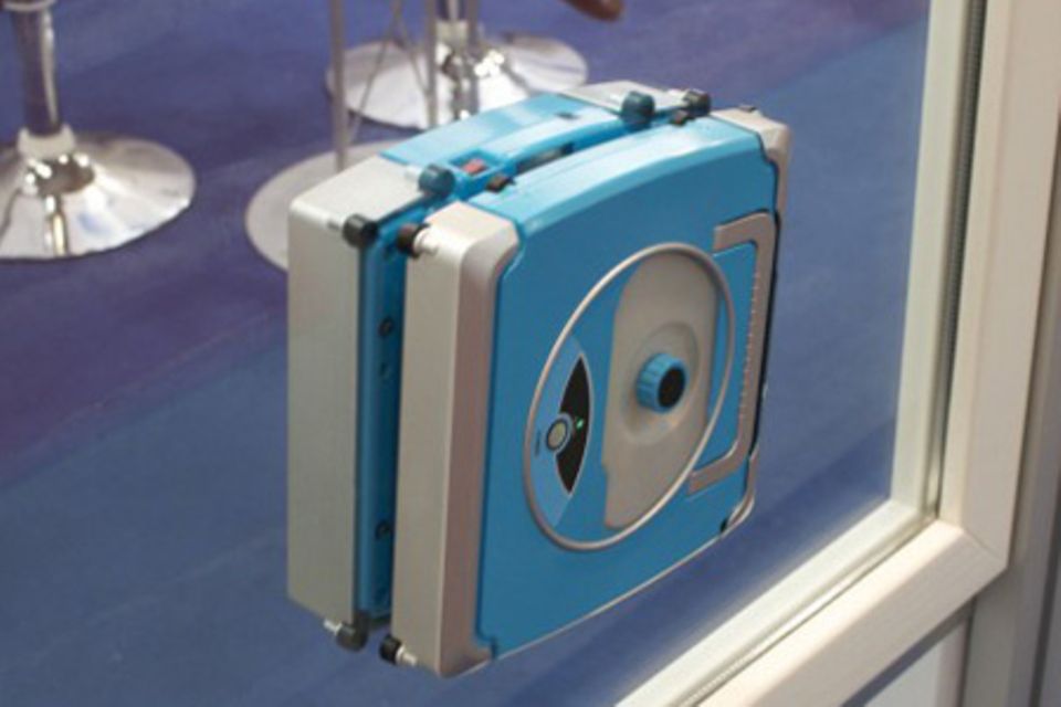 Fenster putzen ohne Abzieher: Der Fensterputzroboter "Windoro" hält sich per Magnet am Fenster fest.
