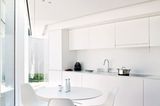 Minimalistische Küche in Weiß