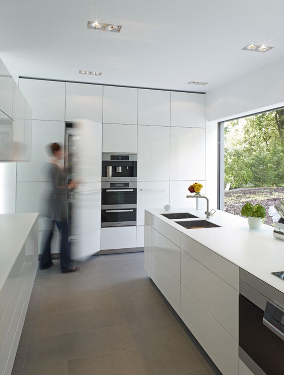 Weiße Küche mit Sandsteinfliesen - Bild 29 - [SCHÖNER WOHNEN]