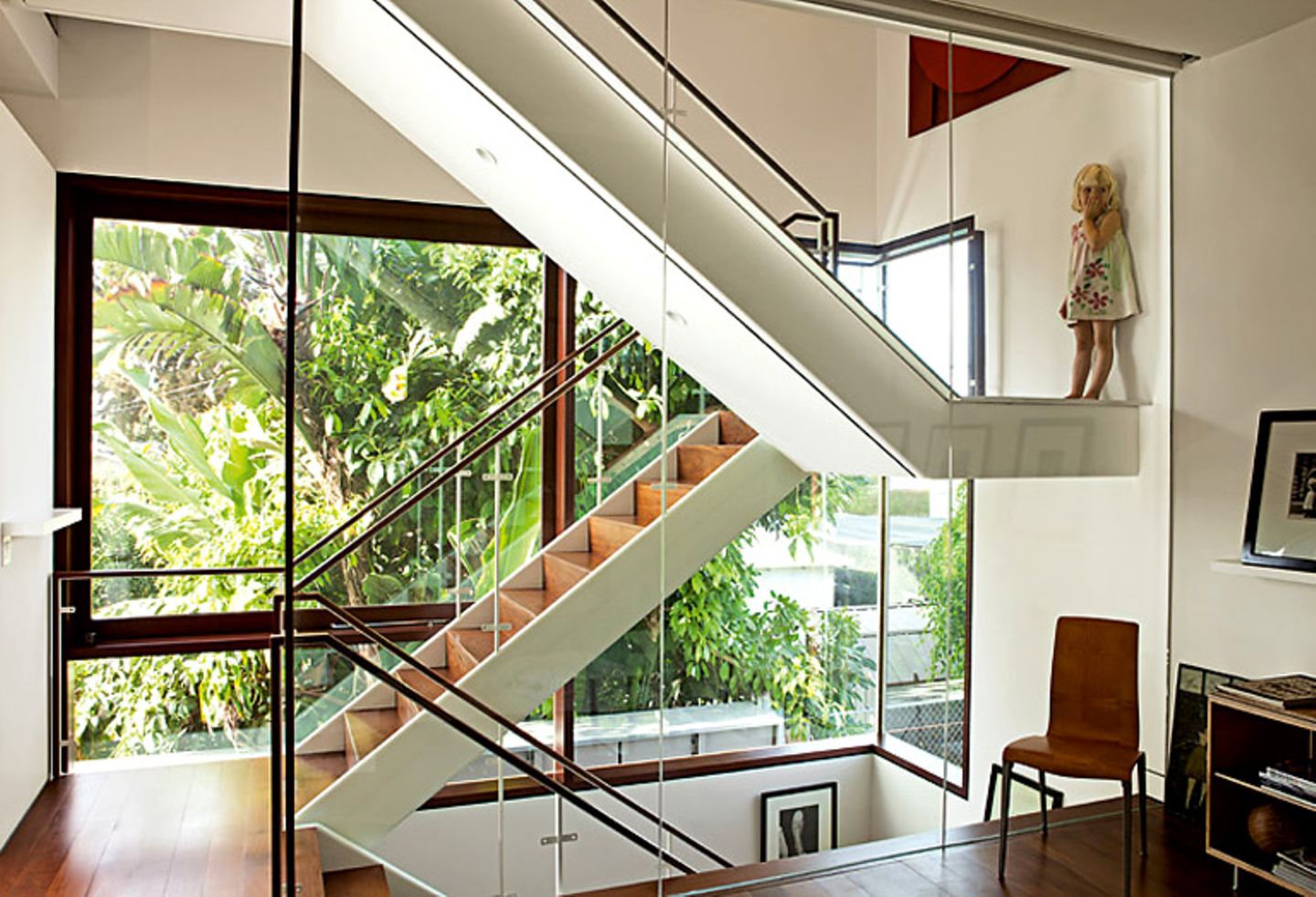 Verglastes Treppenhaus mit Blick ins Grüne