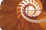 Skulpturale Wendeltreppe aus Holz