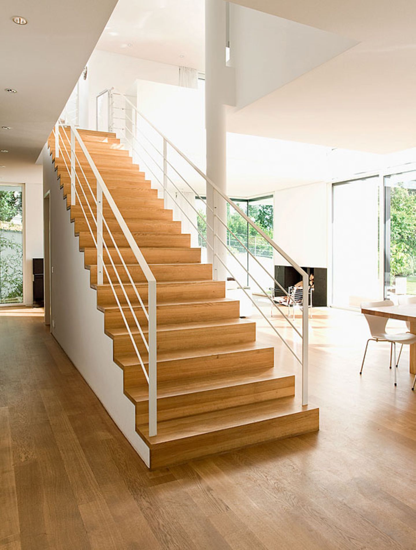Freistehende Treppe mit Eichenstufen - Bild 35 - [SCHÖNER WOHNEN]