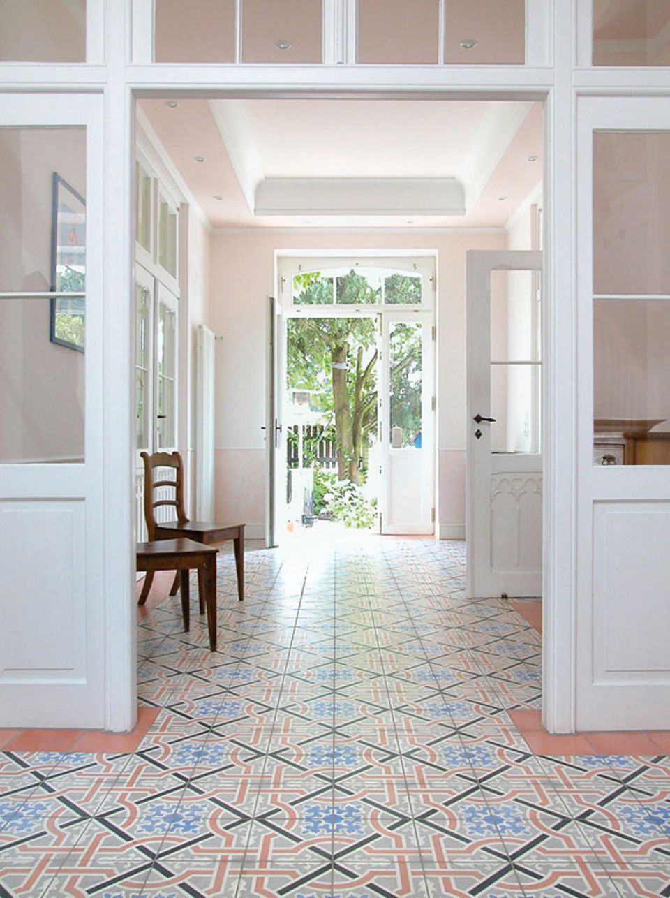 Traditionelle Zementfliesen im Flur - Bild 11 - [SCHÖNER WOHNEN]
