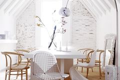 "Panton Chair" mit Weiß und hellem Holz