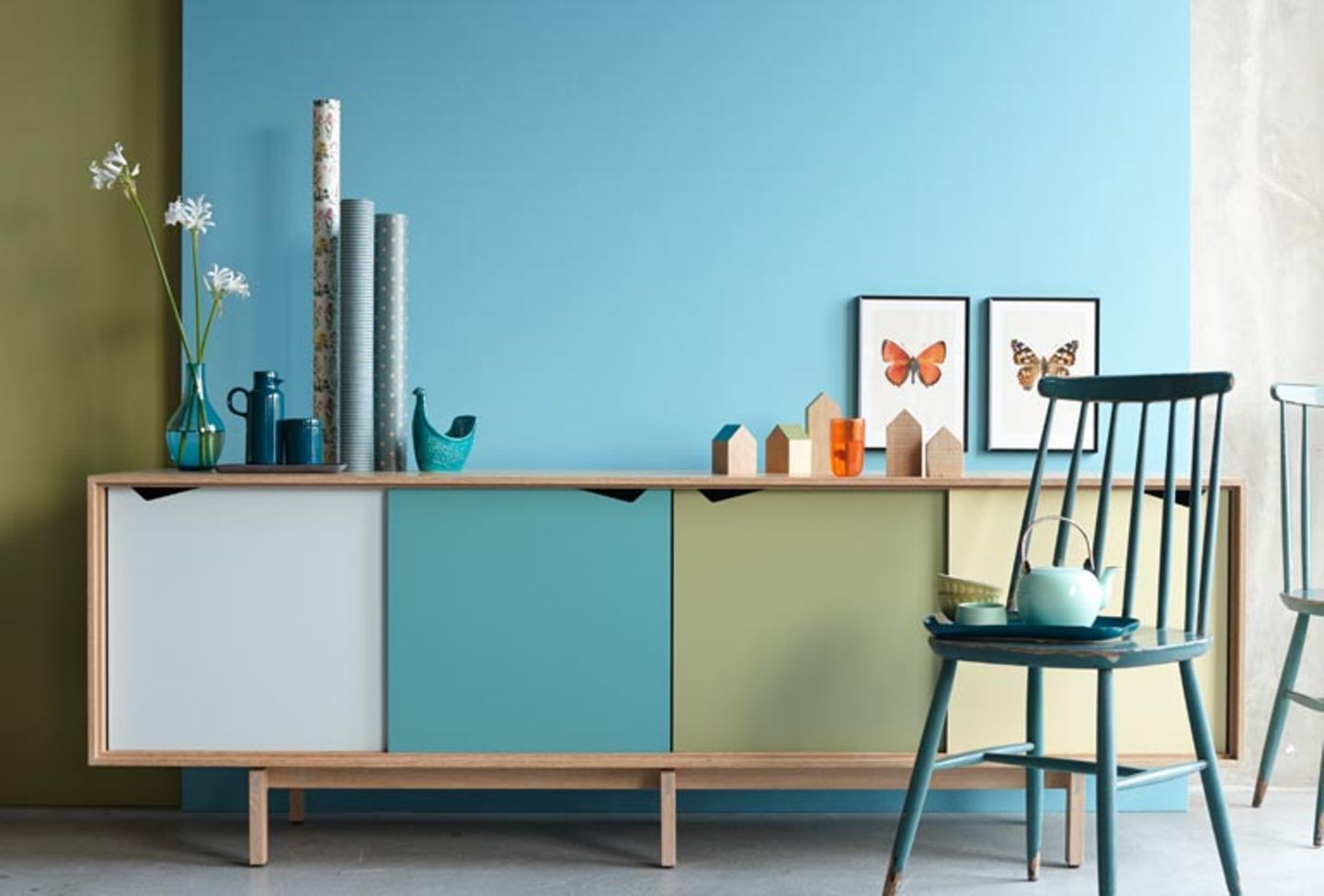 Kommode und Wand in Olivgrün und Blau