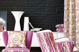 Magische Ausstrahlung - Möbel in Pink vor schwarzer Wand