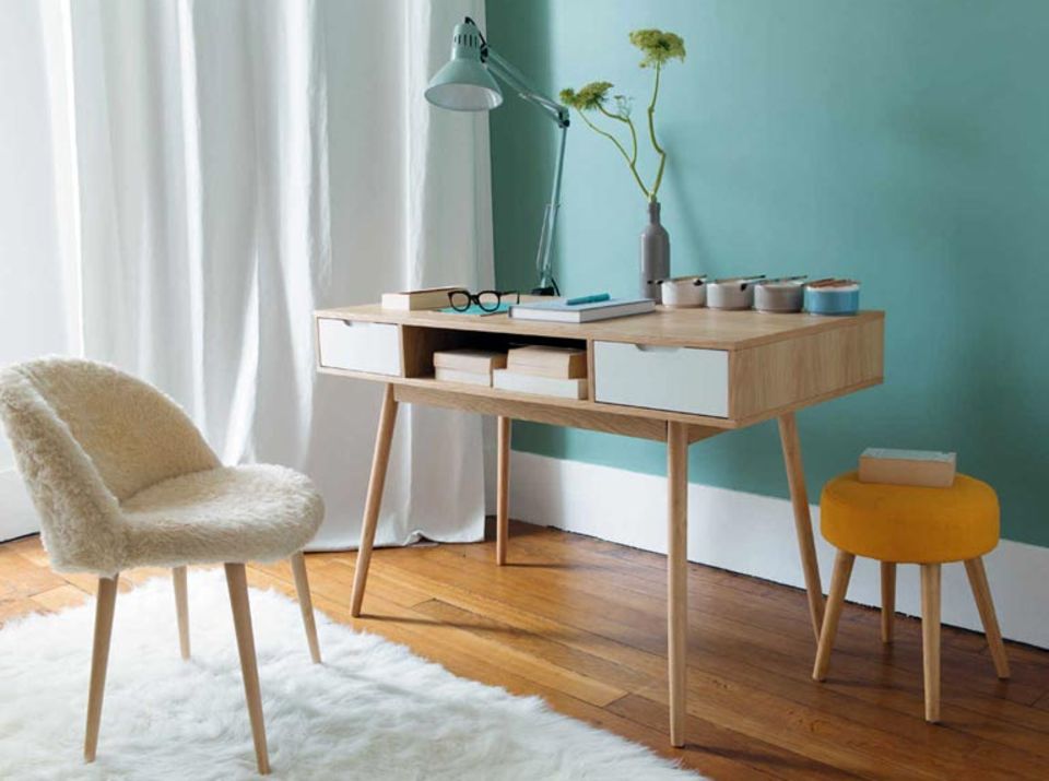 Türkis an der Wand rückt Möbel aus hellem Holz ins rechte Licht - Bild