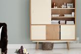 Holz harmoniert mit Vanille und Graublau
