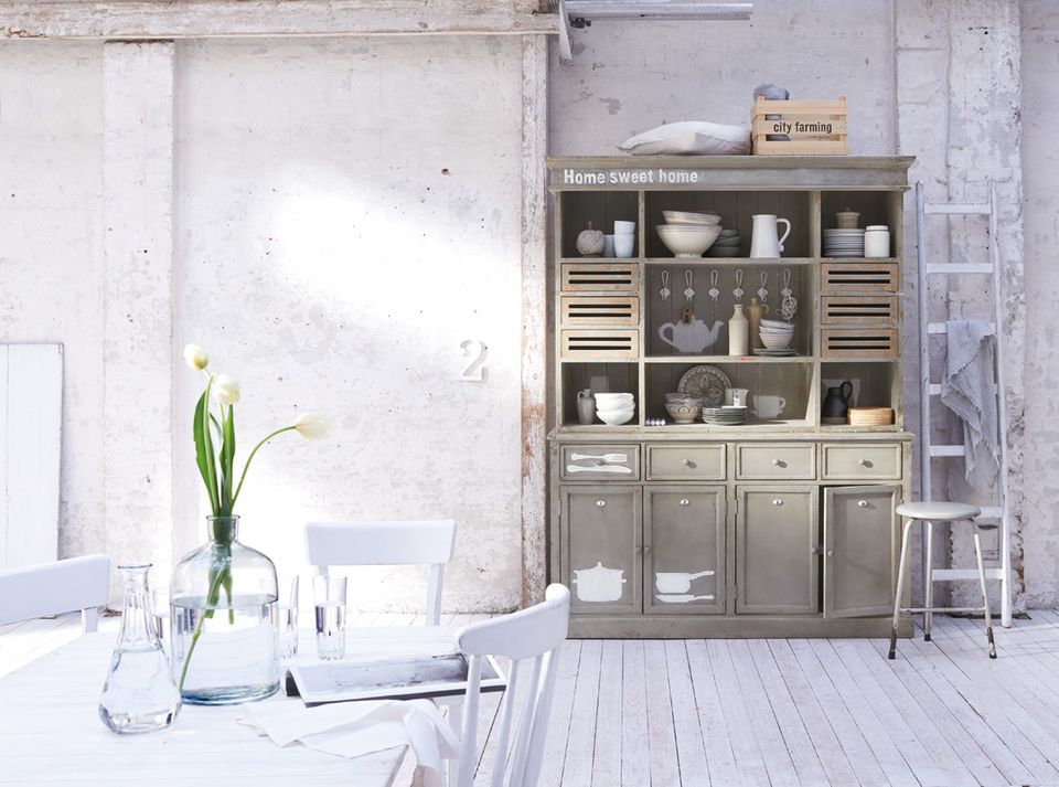 Einrichten im Landhausstil: Eine Küchenanrichte im modernen