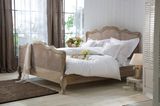Ein Bett im provenzalischen Landhausstil
